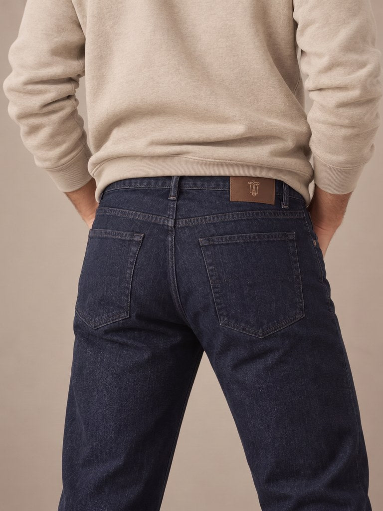 Pantalón vaquero azul oscuro Cotton Blue 116001, vista trasera con etiqueta de piel | Almogávar Moda
