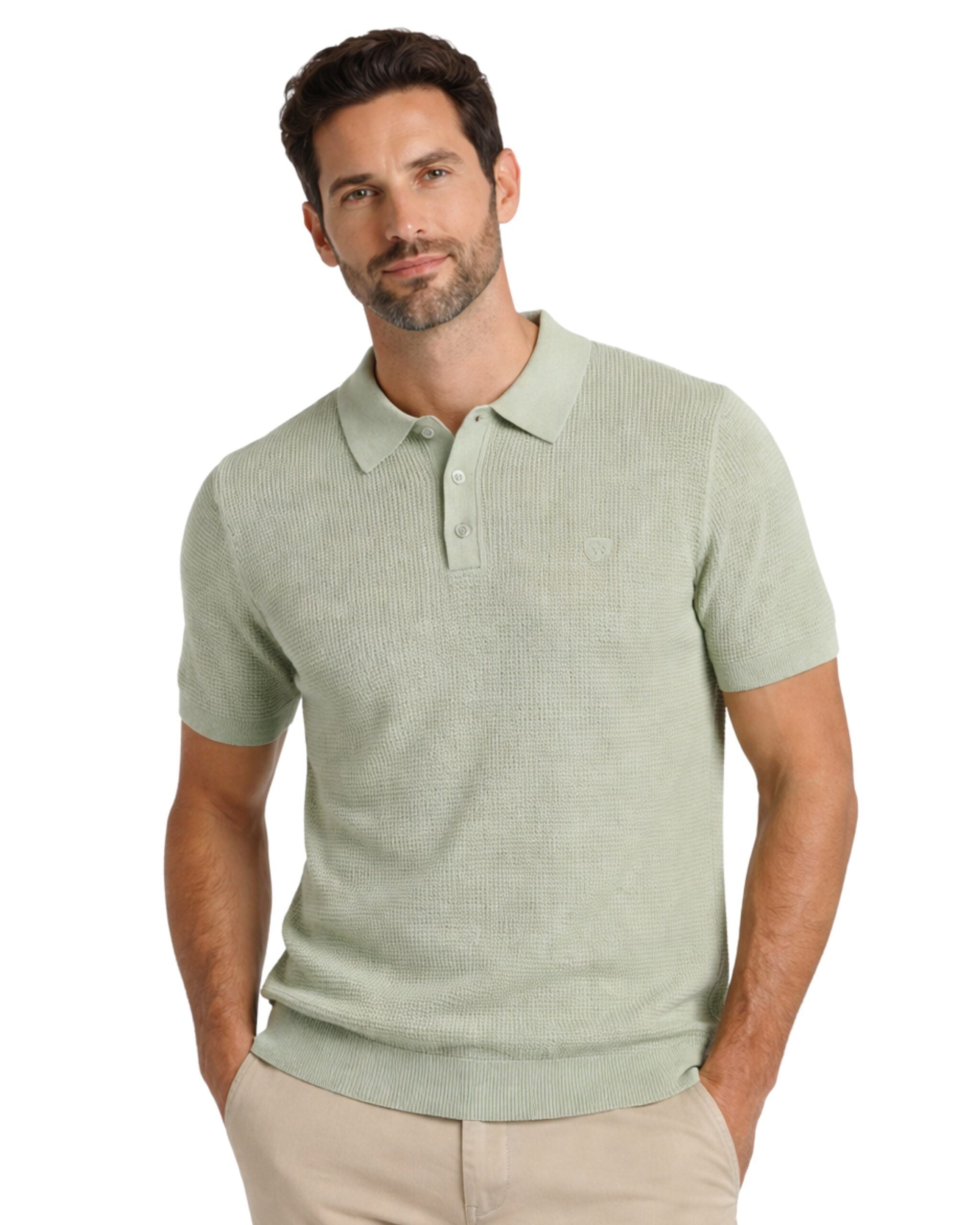 Hombre con polo de manga corta en tejido de punto con estructura verde celadón, estilo casual y cómodo, ideal para moda masculina premium en algodón y elastano.