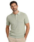 Hombre con polo de manga corta en verde celadón de tejido estructurado, con cuello de botones, ideal para moda masculina premium y disponible en varias tallas.