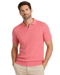 Hombre vistiendo polo de manga corta en color petunia con tejido de punto canalé, estilo casual y elegante para moda masculina premium.