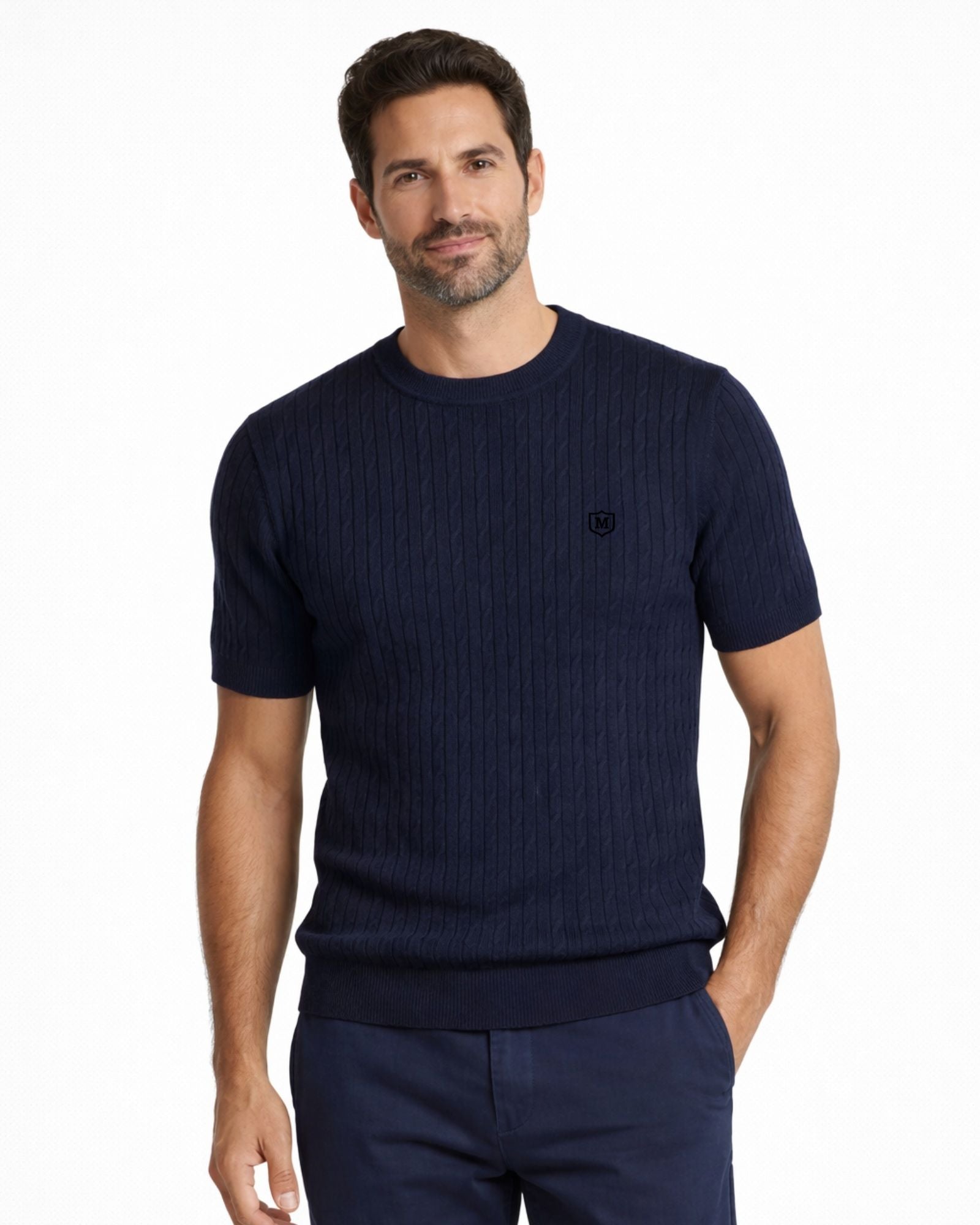 Hombre posando con suéter de punto azul marino de algodón, manga corta y cuello caja, prenda de moda masculina premium ideal para temporada con variedad de tallas y colores.