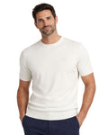 Hombre con suéter cuello caja en color blanco vintage ivory, tejido 100% algodón, en un estilo casual y elegante, ideal para moda masculina premium.