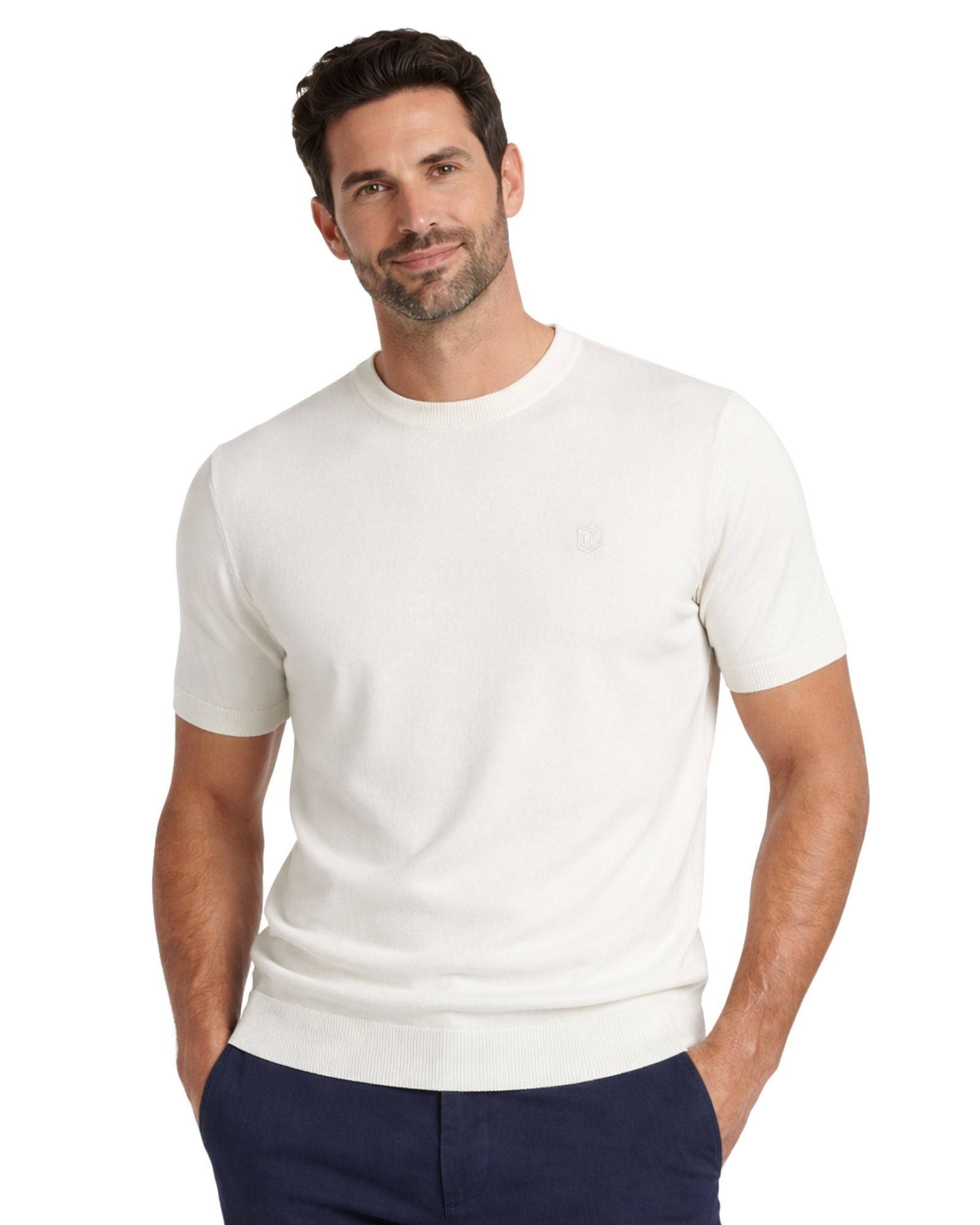 Hombre con suéter cuello caja en color blanco vintage ivory, tejido 100% algodón, en un estilo casual y elegante, ideal para moda masculina premium.