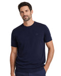 Hombre con suéter azul marino de algodón de manga corta y cuello redondo, prenda de moda masculina premium ideal para estilos casuales y elegantes.