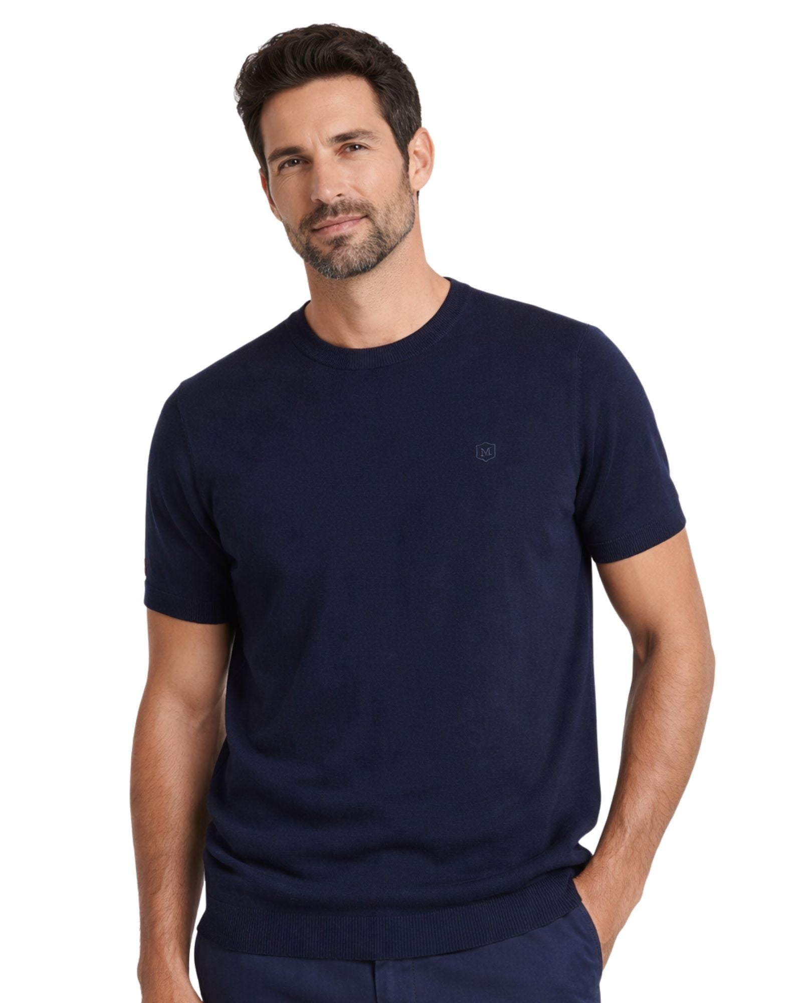 Hombre con suéter azul marino de algodón de manga corta y cuello redondo, prenda de moda masculina premium ideal para estilos casuales y elegantes.