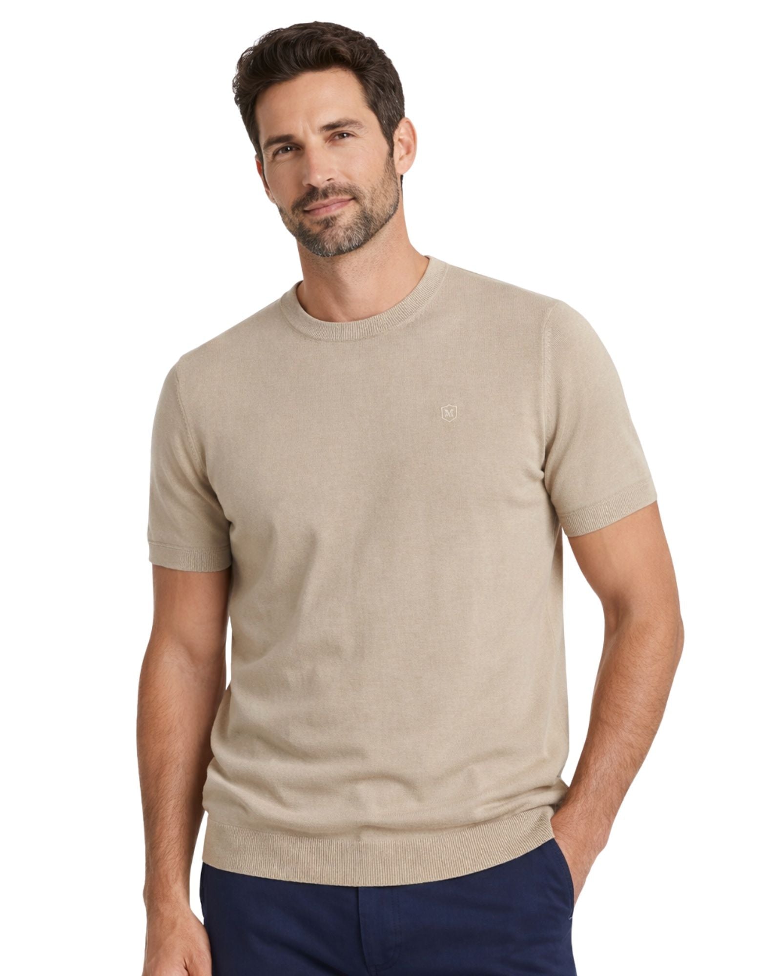 Hombre con suéter cuello caja en color tostado beige, tejido 100% algodón, estilo casual y cómodo ideal para moda masculina premium.