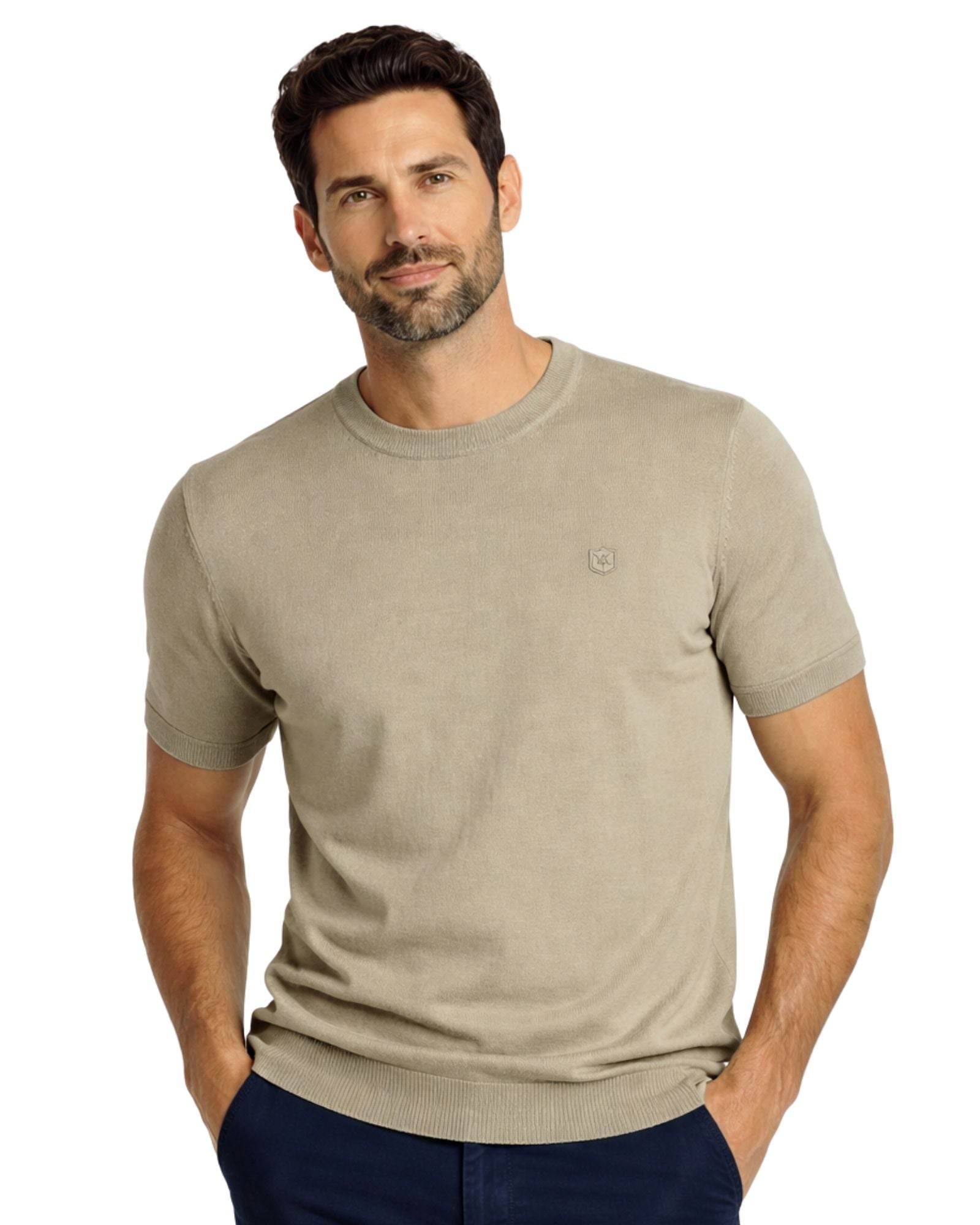 Hombre vistiendo suéter de cuello caja color verde terracota en tejido 100% algodón, con diseño de manga corta ideal para moda masculina premium.