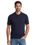 Hombre viste suéter de punto azul marino con cuello polo y botones, prenda de estilo clásico en tejido 100% algodón, ideal para moda masculina premium y cómoda.