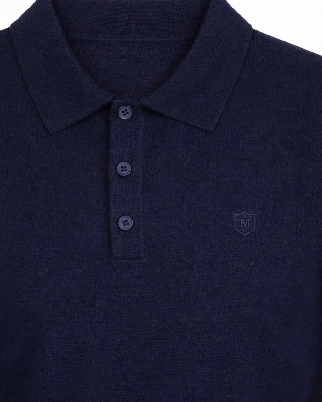 Suéter de punto azul marino con cuello polo y botones, confeccionado en algodón 100%, ideal para moda masculina premium con estilo y comodidad.