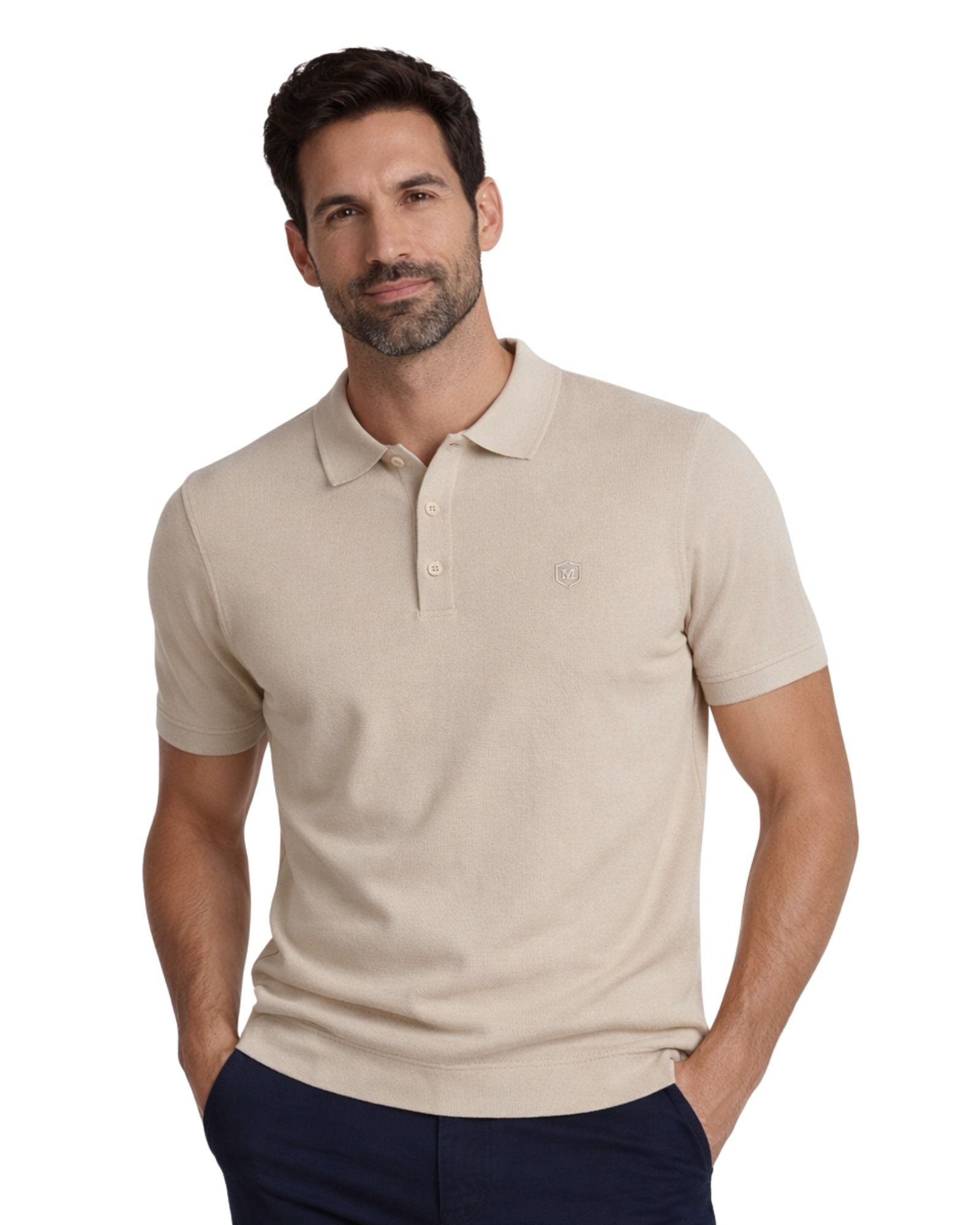 Hombre con suéter beige de punto y cuello polo con botones, tejido 100% algodón, estilo casual y elegante para moda masculina premium disponible en varias tallas y colores.