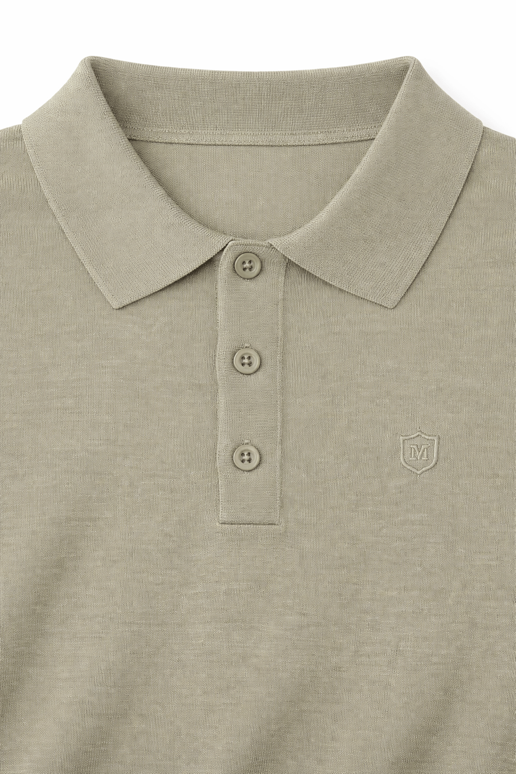 Detalle de suéter de punto verde celadón con cuello tipo polo y tres botones, tejido 100% algodón de calidad premium para moda masculina.