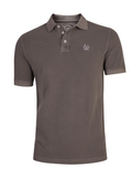 Polo casual para hombre en color marrón moca con efecto lavado, tejido premium algodón y elastano, diseño clásico con cuello y cierre de botones, ideal para moda masculina.