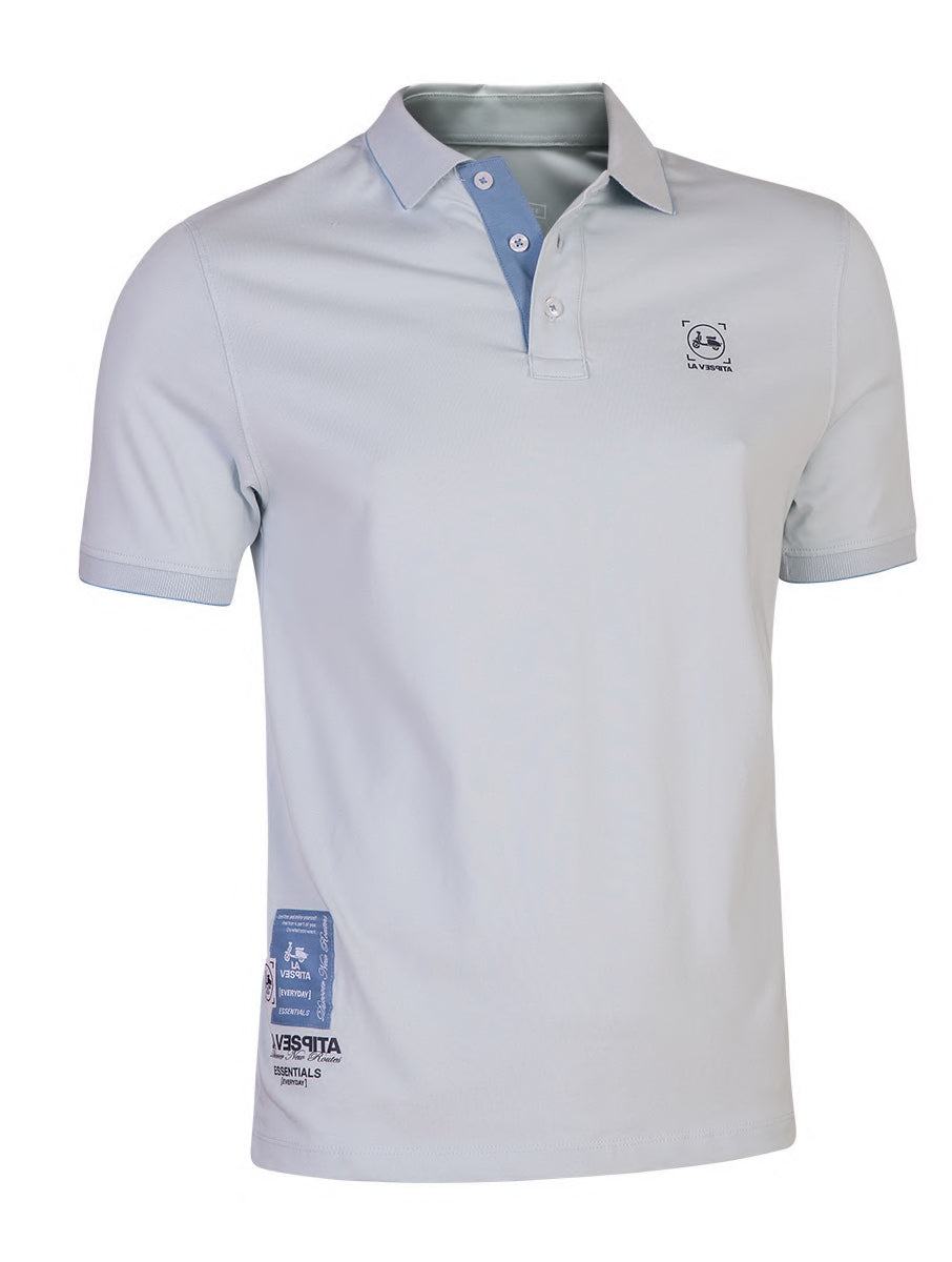 Polo hombre en color gris azulado de la colección La Vespita, confeccionado en algodón 100% con diseño elegante y detalles de botones en tono azul.