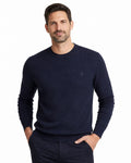 Hombre con suéter de punto azul marino de manga larga y cuello caja, tejido 100% algodón, estilo casual y cómodo para moda masculina premium.