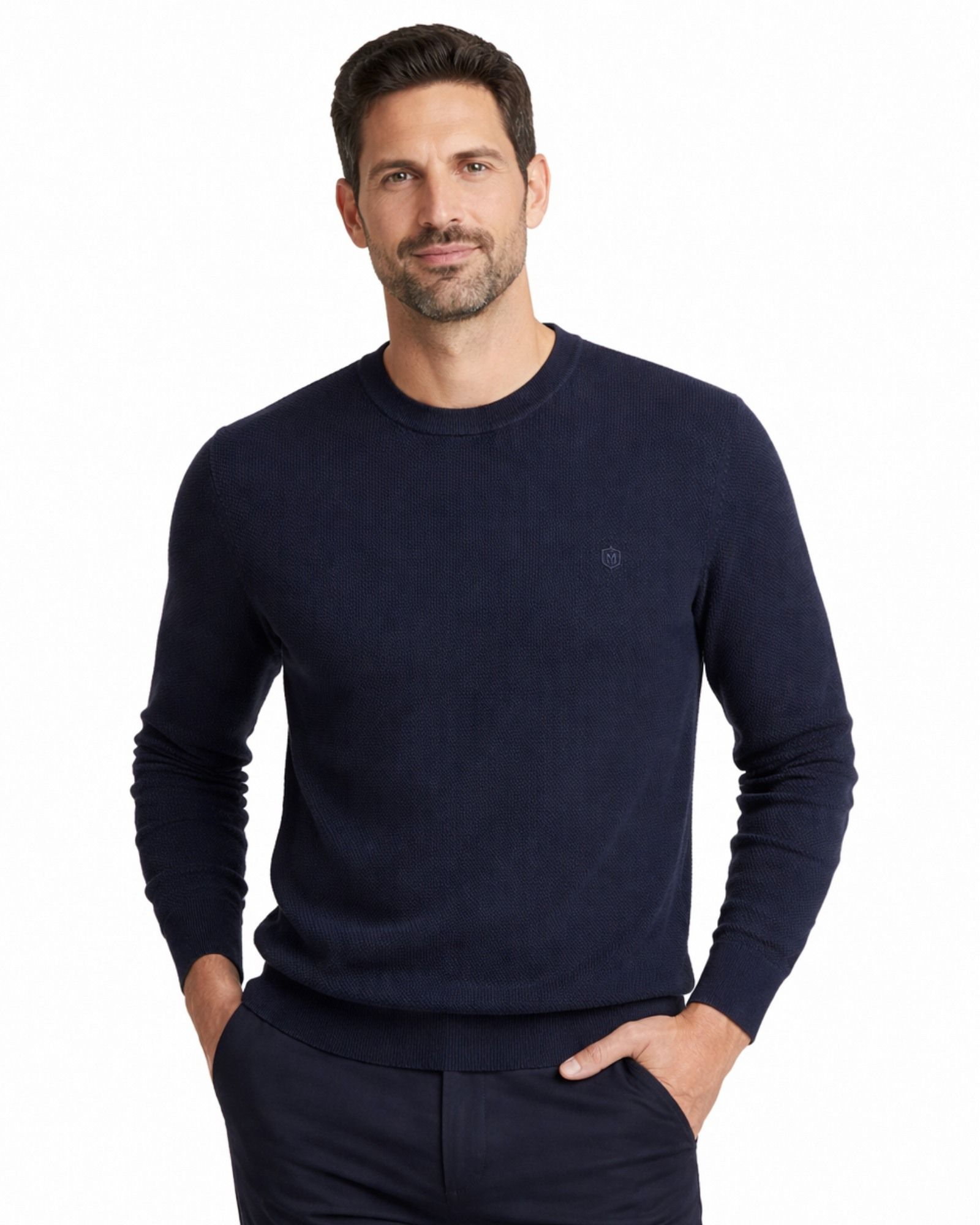 Hombre con suéter de punto azul marino de manga larga y cuello caja, tejido 100% algodón, estilo casual y cómodo para moda masculina premium.
