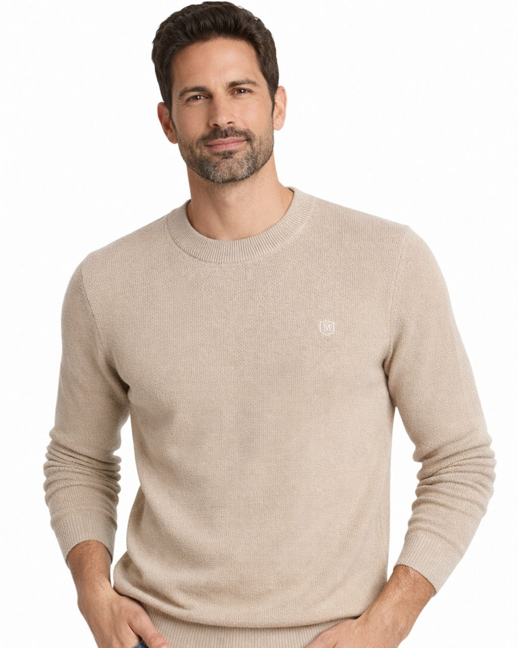 Hombre con suéter de punto beige tostado de manga larga, con cuello redondo y diseño estructurado, hecho en algodón 100% para moda masculina premium.