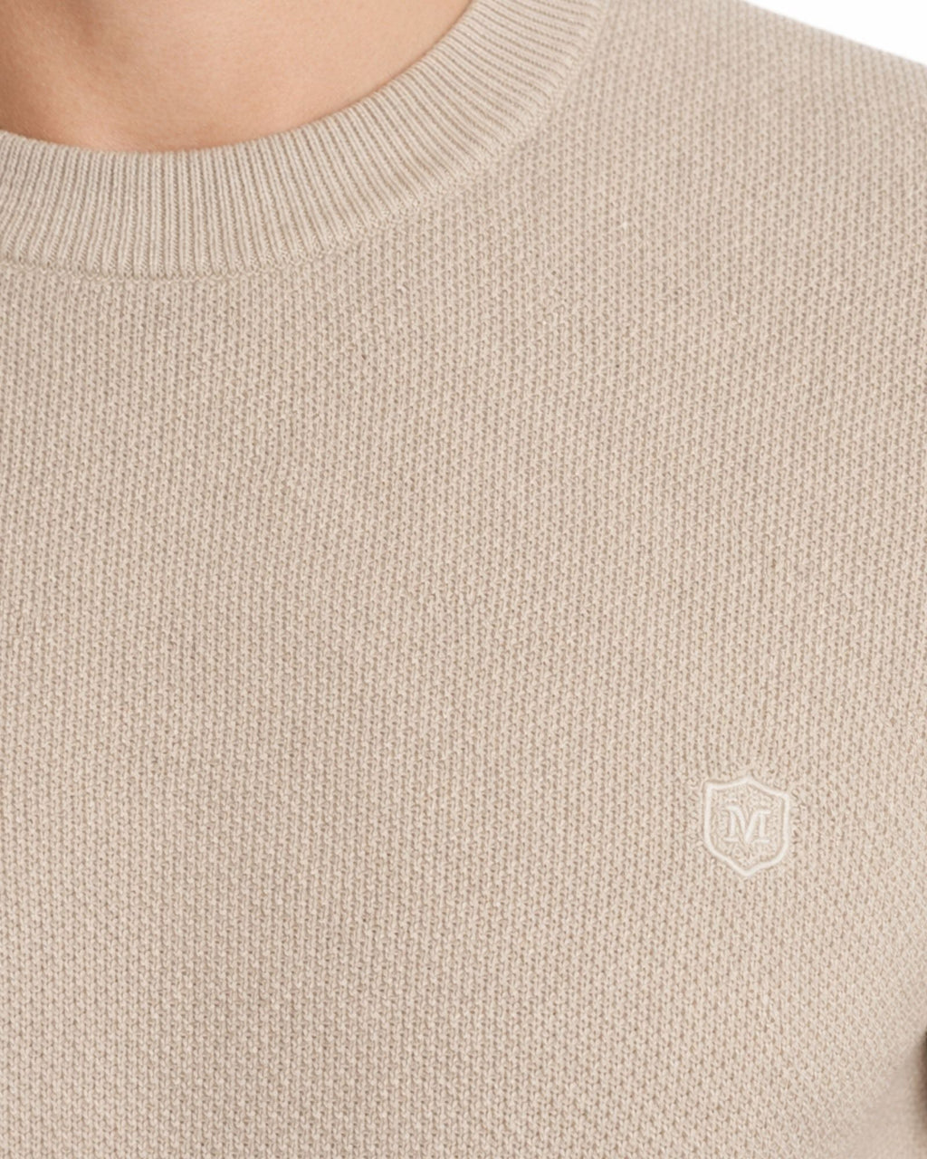 Detalle del suéter de punto beige tostado con cuello caja y tejido de algodón de alta calidad, ideal para moda masculina premium.