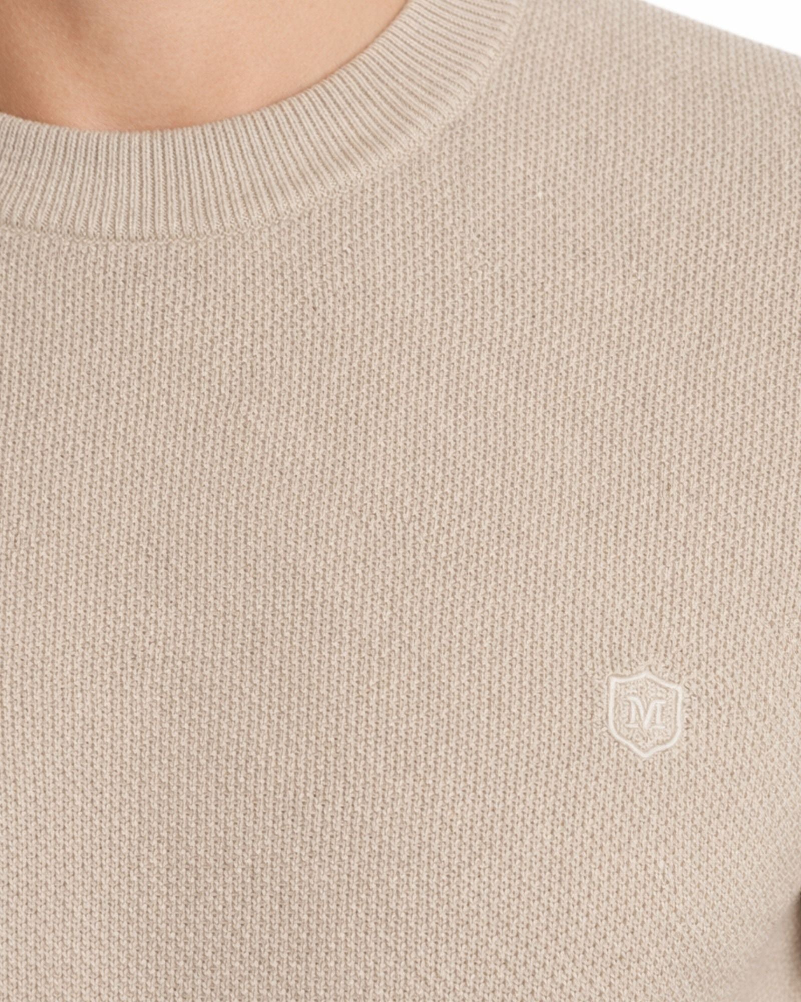 Detalle del suéter de punto beige tostado con cuello caja y tejido de algodón de alta calidad, ideal para moda masculina premium.