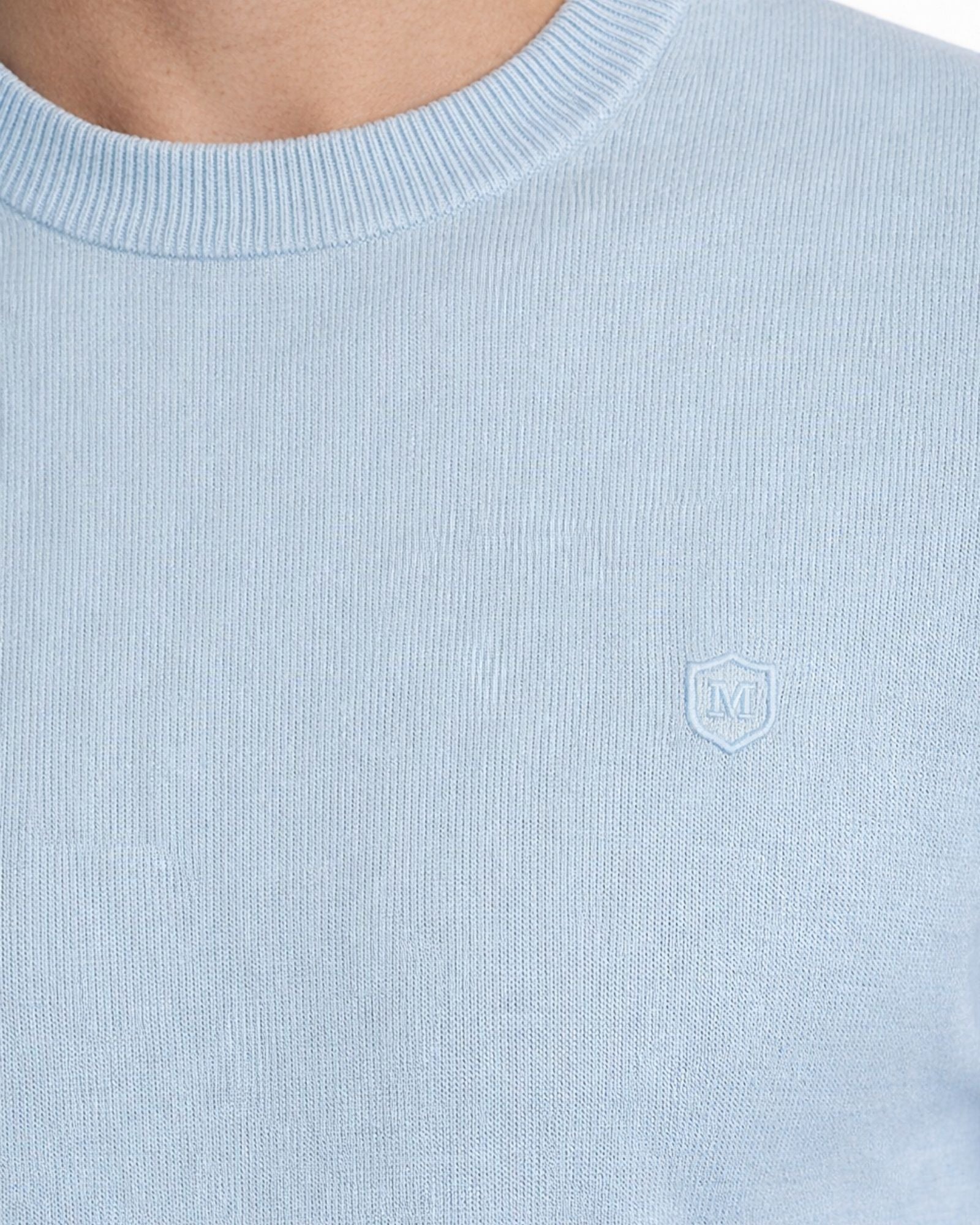 Detalle del suéter azul celeste de punto con cuello caja y tejido 100% algodón, amplio en variedad de tallas y diseño para moda masculina premium.