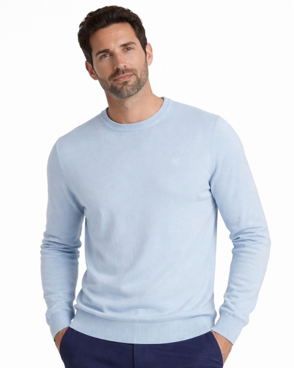 Hombre vistiendo suéter de punto color azul celeste de manga larga con cuello caja, tejido 100% algodón, estilo casual y elegante para moda masculina premium.