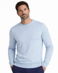 Hombre vistiendo suéter de punto color azul celeste de manga larga con cuello caja, tejido 100% algodón, estilo casual y elegante para moda masculina premium.