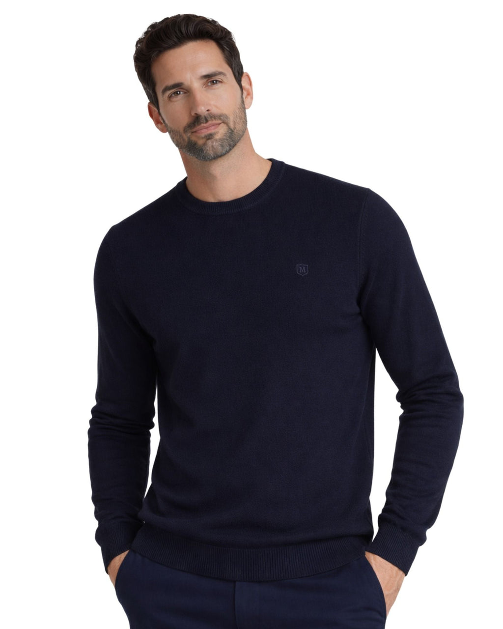 Hombre vistiendo suéter de punto azul marino con cuello redondo y manga larga, confeccionado en algodón 100% de calidad premium, ideal para moda masculina elegante y cómoda.