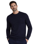 Hombre vistiendo suéter de punto azul marino con cuello redondo y manga larga, confeccionado en algodón 100% de calidad premium, ideal para moda masculina elegante y cómoda.