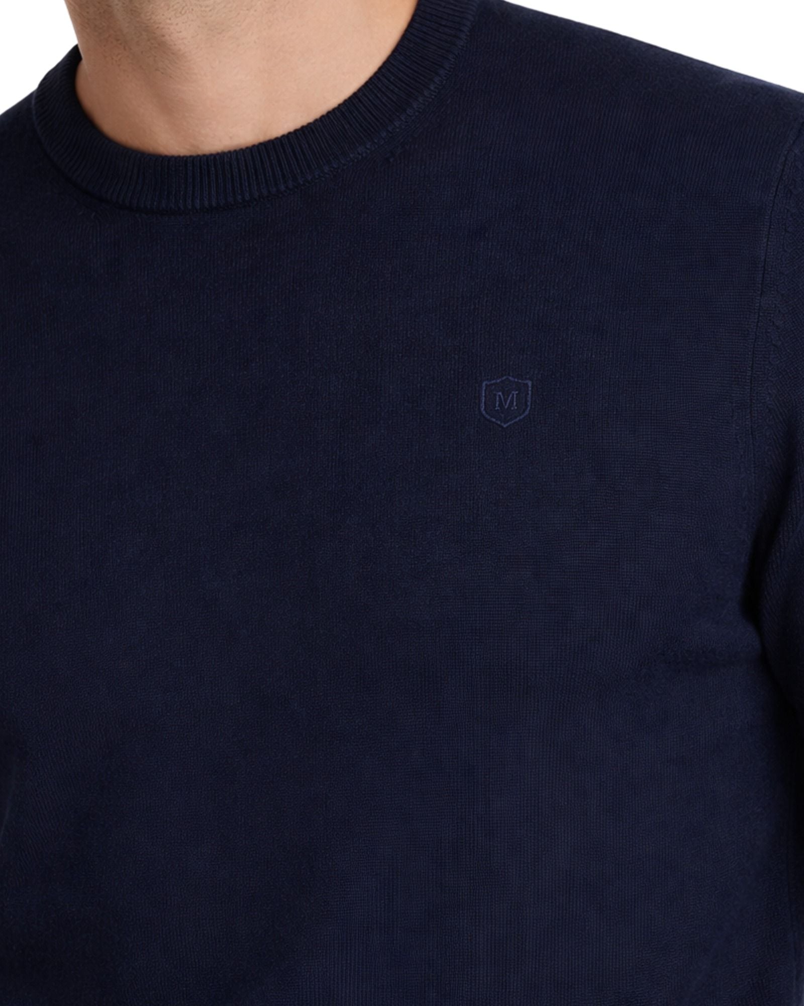 Detalle de suéter hombre azul marino de punto con cuello caja y manga larga, tejido 100% algodón, ideal para moda masculina premium de calidad y confort.