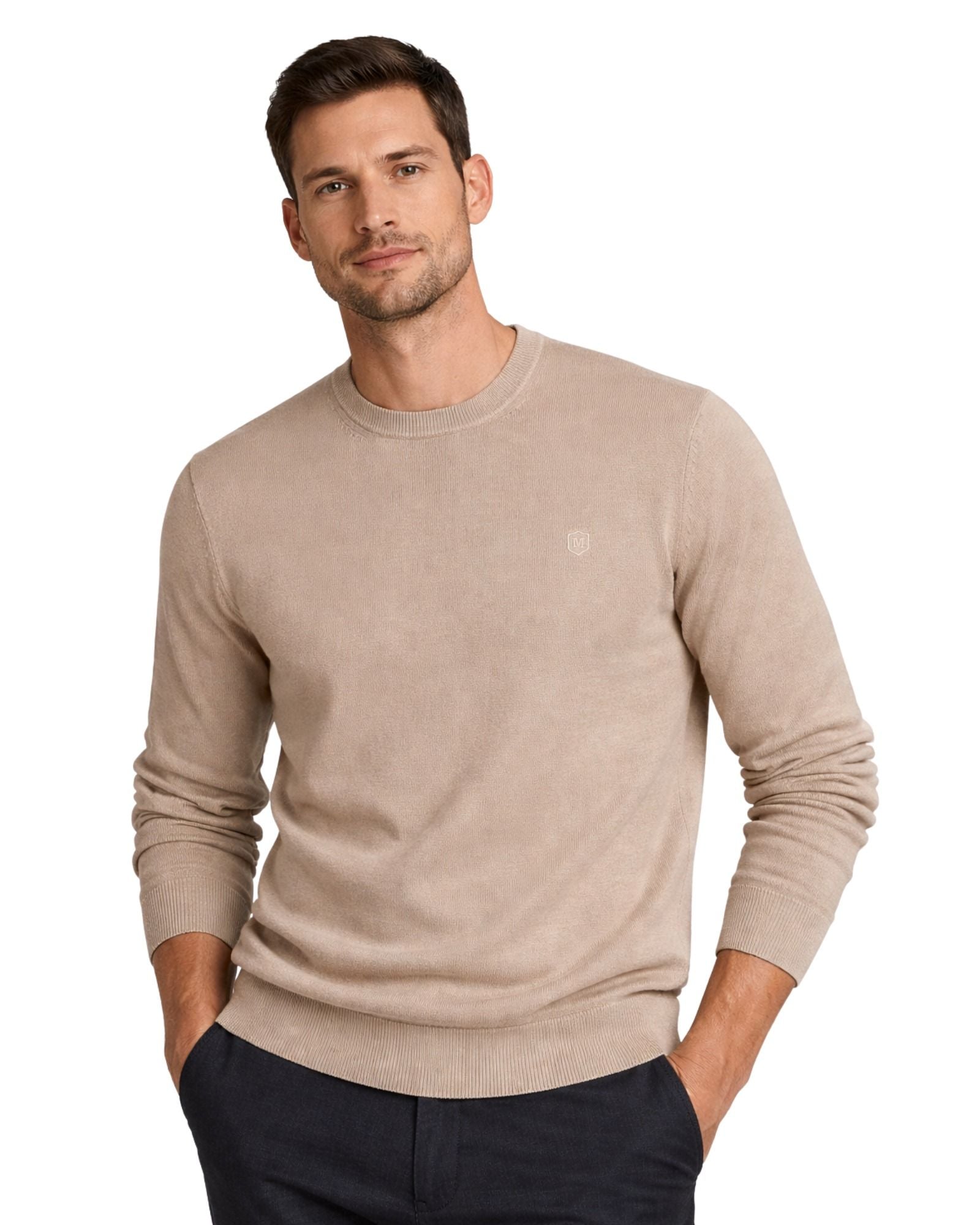 Hombre con suéter de punto color beige tostado, cuello redondo y manga larga, de algodón premium, perfecto para moda masculina elegante y cómoda en temporada otoño-invierno.