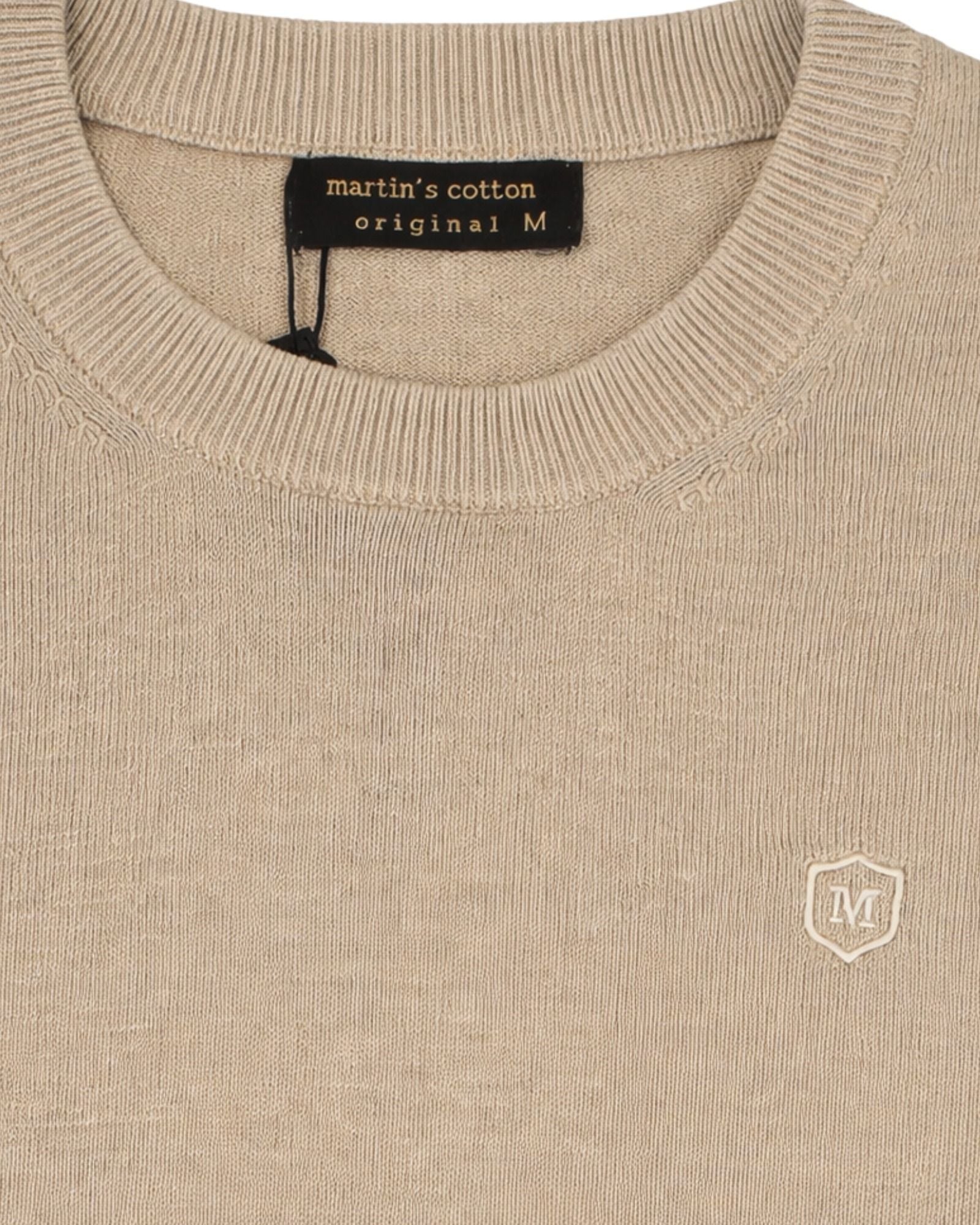 Detalle del cuello caja en suéter de punto para hombre en color tostado beige, fabricado en algodón de calidad premium con acabado suave y bordado discreto.