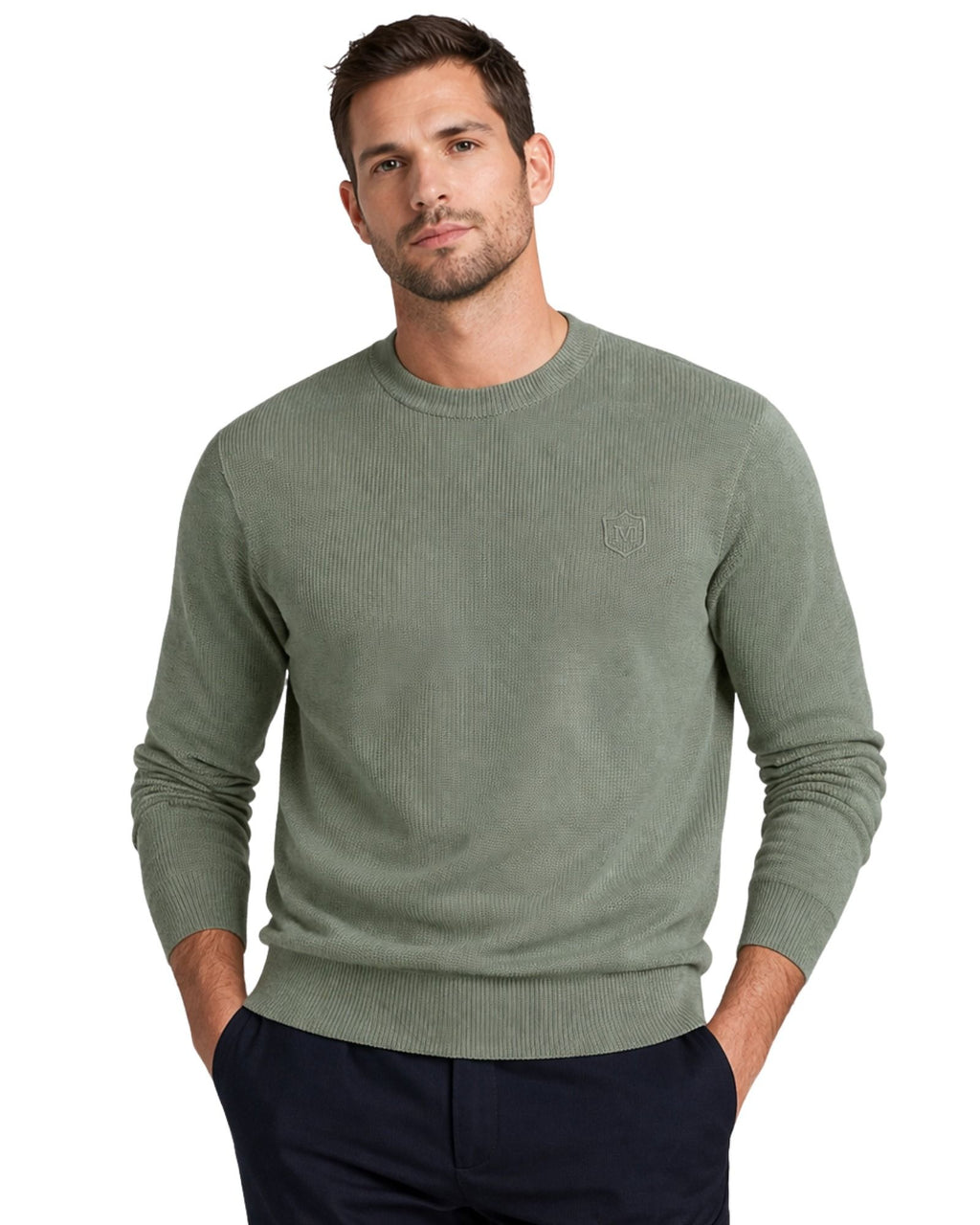 Hombre con suéter de punto color verde de algodón, manga larga y cuello caja, combinando estilo y comodidad con un diseño masculino y elegante.