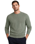 Hombre con suéter de punto color verde de algodón, manga larga y cuello caja, combinando estilo y comodidad con un diseño masculino y elegante.