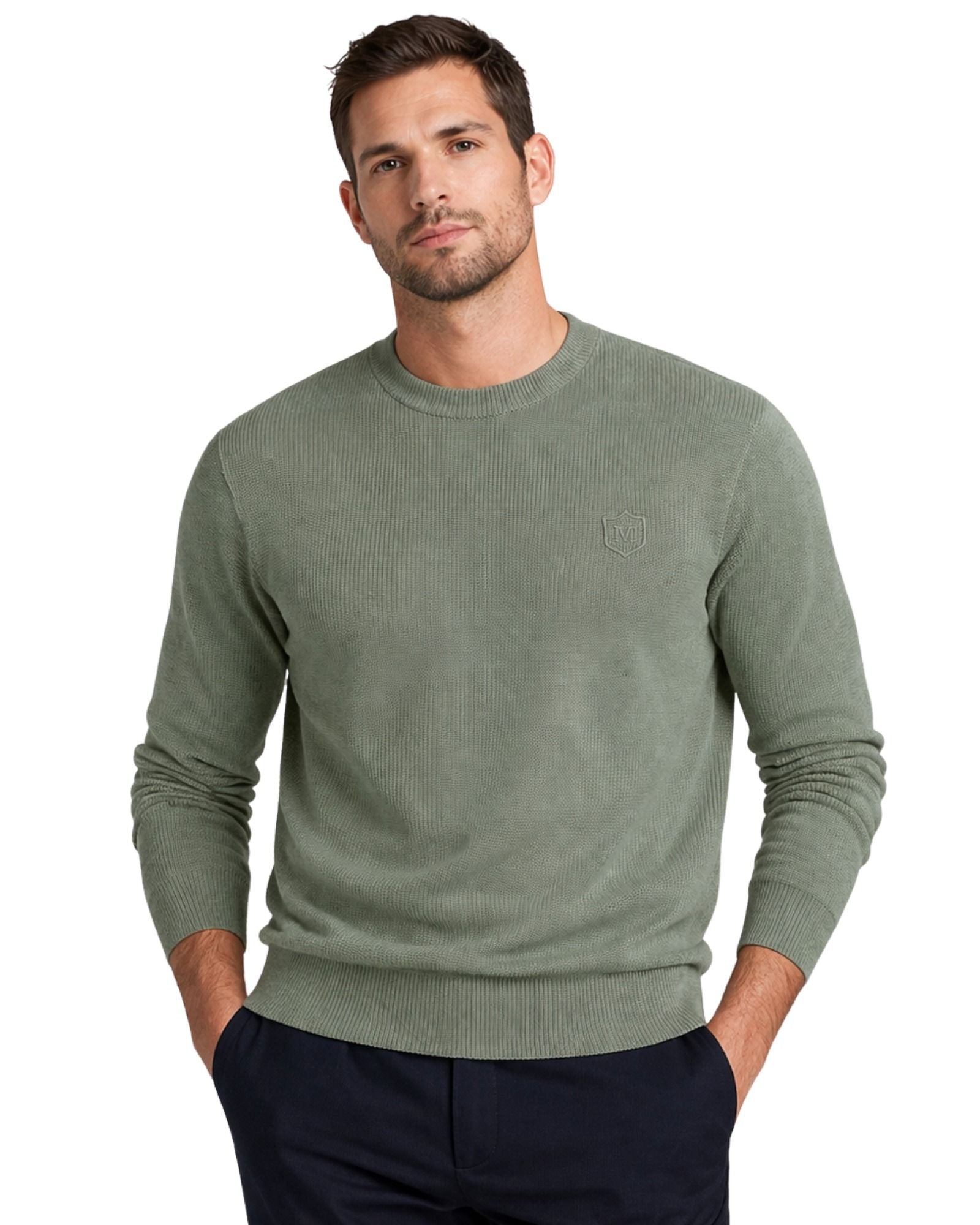 Hombre con suéter de punto color verde de algodón, manga larga y cuello caja, combinando estilo y comodidad con un diseño masculino y elegante.