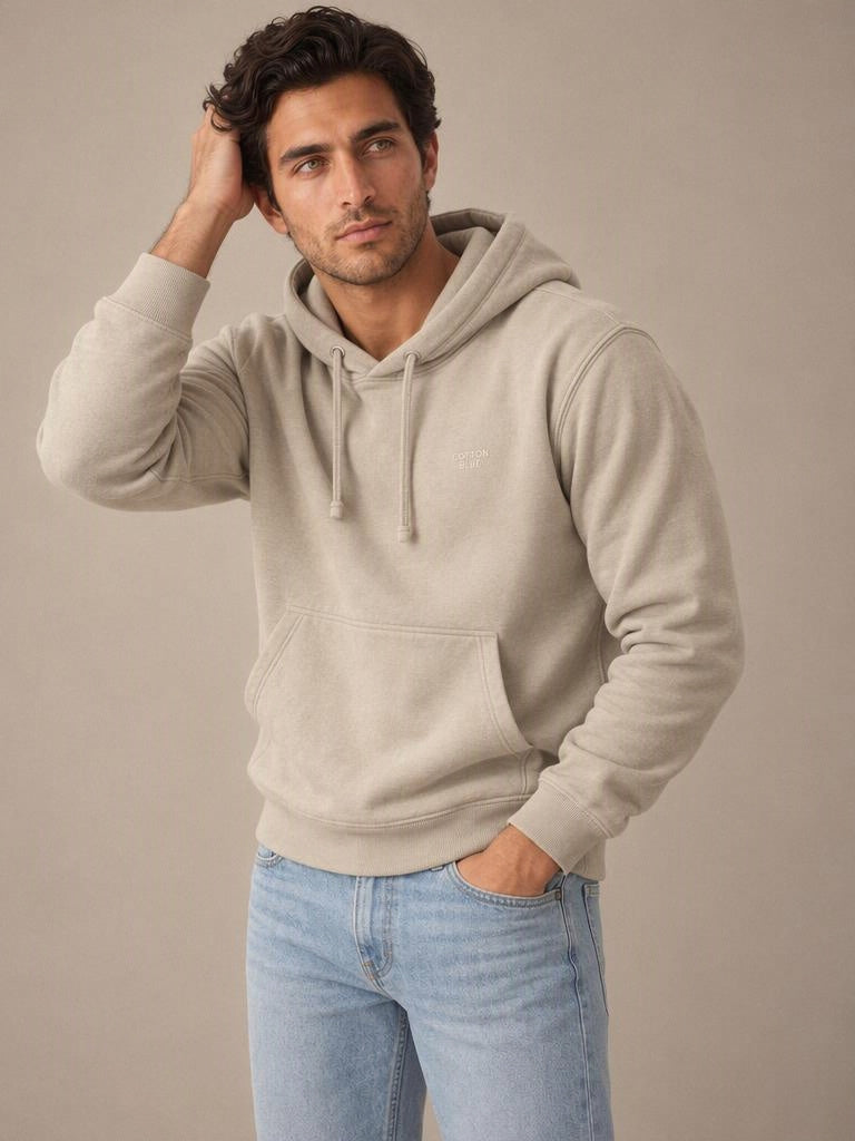 Sudadera Cotton Blue 600105 beige, detalle de capucha y bolsillo canguro | Almogávar Moda