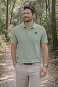 Hombre elegante con polo verde palo de algodón y elastano, estilo casual y cómodo, perfecto para moda masculina premium en colores suaves, en un entorno natural.