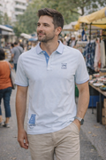 Hombre con polo de algodón gris azulado de manga corta, diseño elegante y casual, ideal para moda masculina premium con múltiples opciones de tallas y colores.