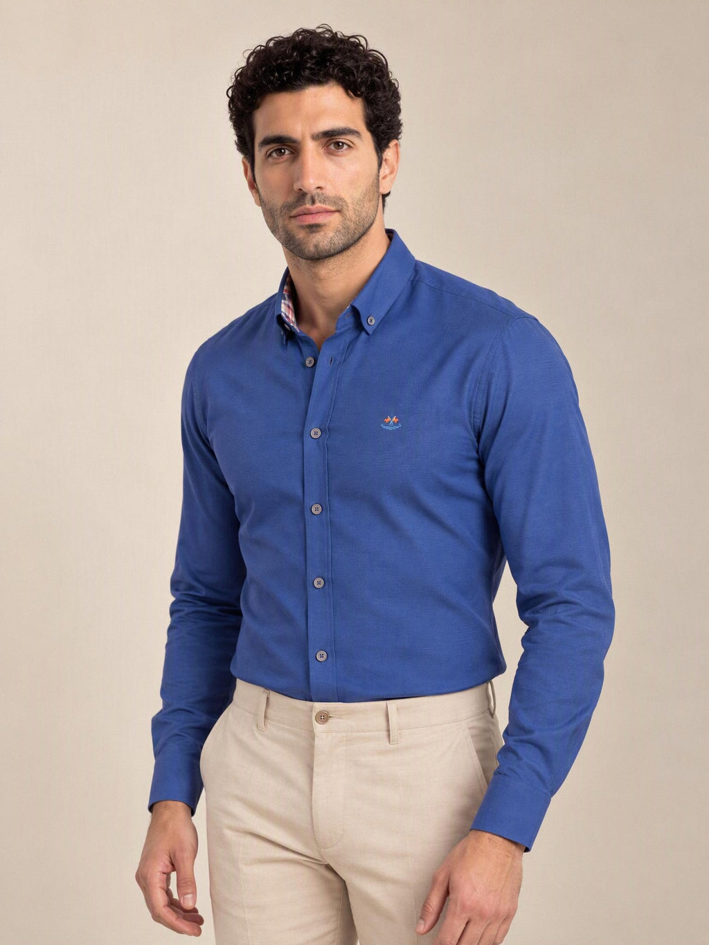 Camisa La Española azul 5/6006 puesta, modelo de frente | Almogávar Moda
