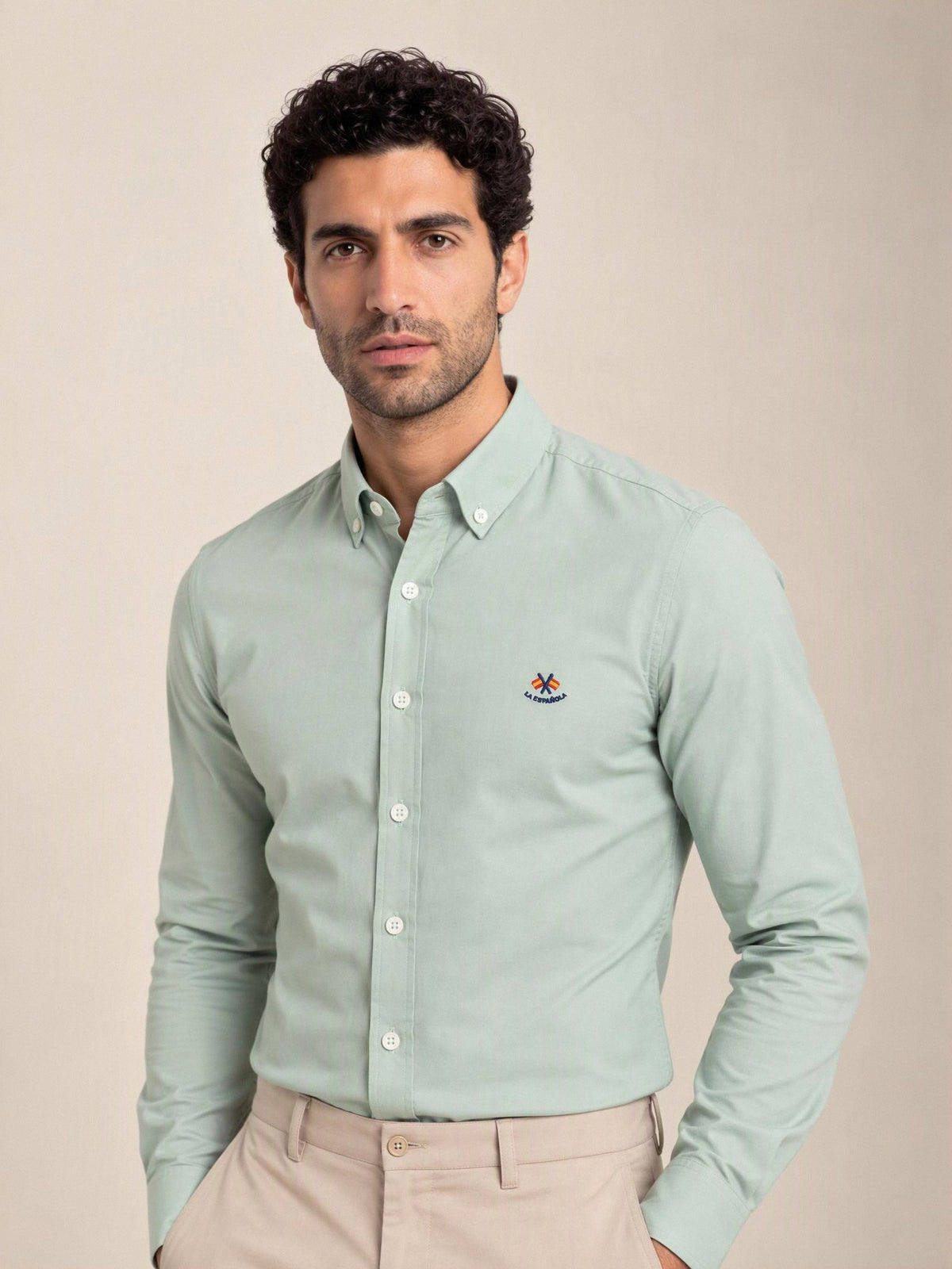 Camisa La Española verde menta 5/6422 puesta, modelo de frente | Almogávar Moda
