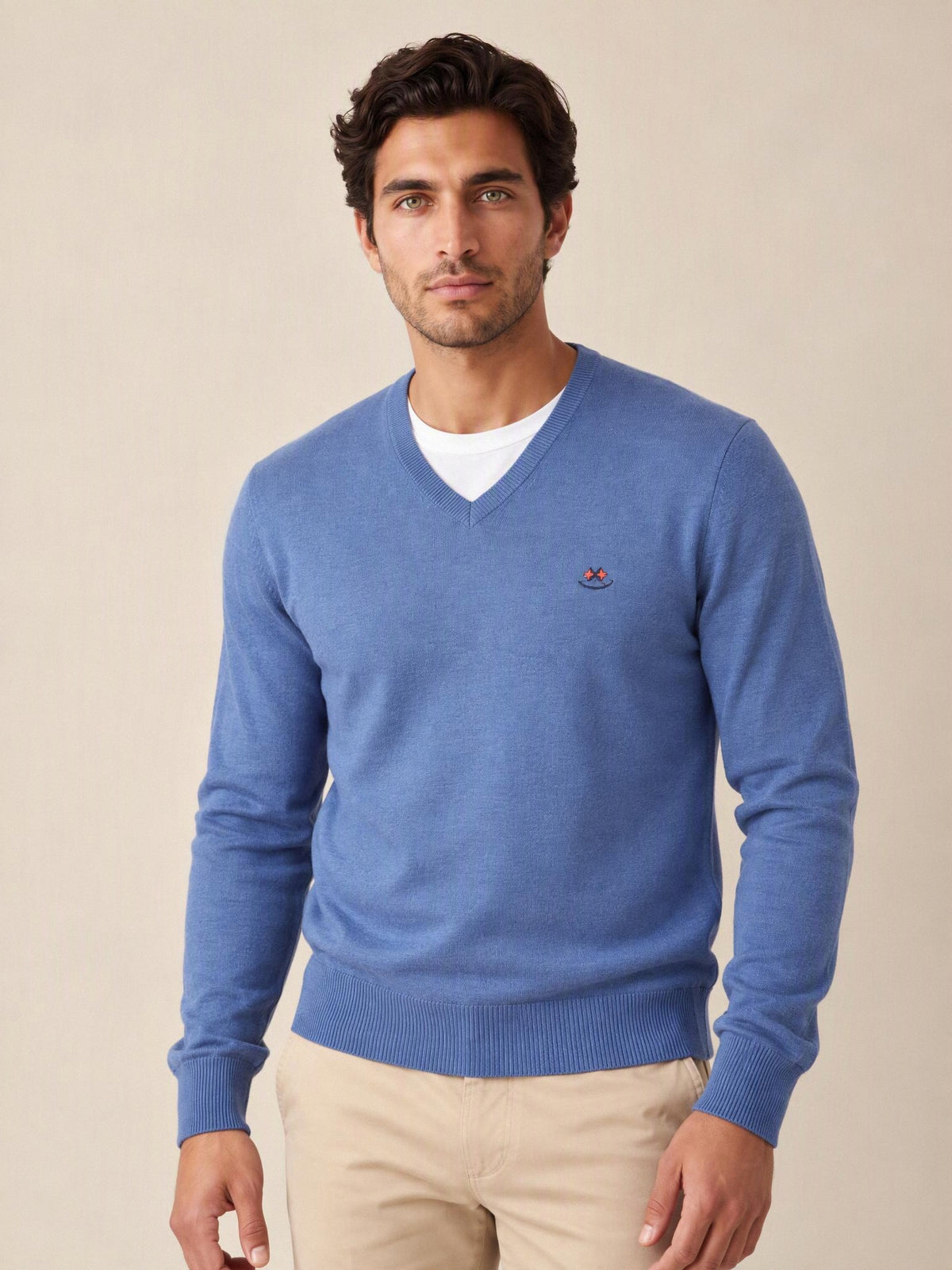 Jersey cuello pico La Española azul 10916 puesto, modelo de frente | Almogávar Moda