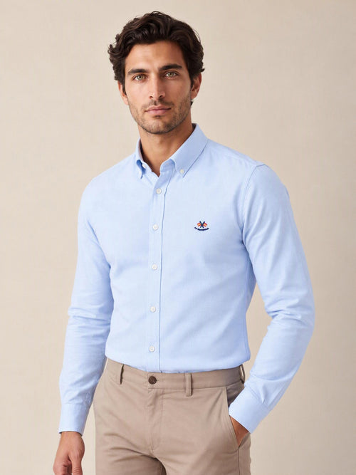 Camisa La Española azul celeste 5/6002 puesta, modelo de frente | Almogávar Moda