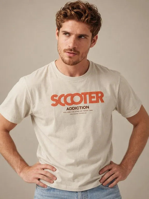 Camiseta Hombre Scooter Estampado Relieve Algodón Premium | Almogávar Moda