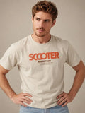 Camiseta Hombre Scooter Estampado Relieve Algodón Premium | Almogávar Moda