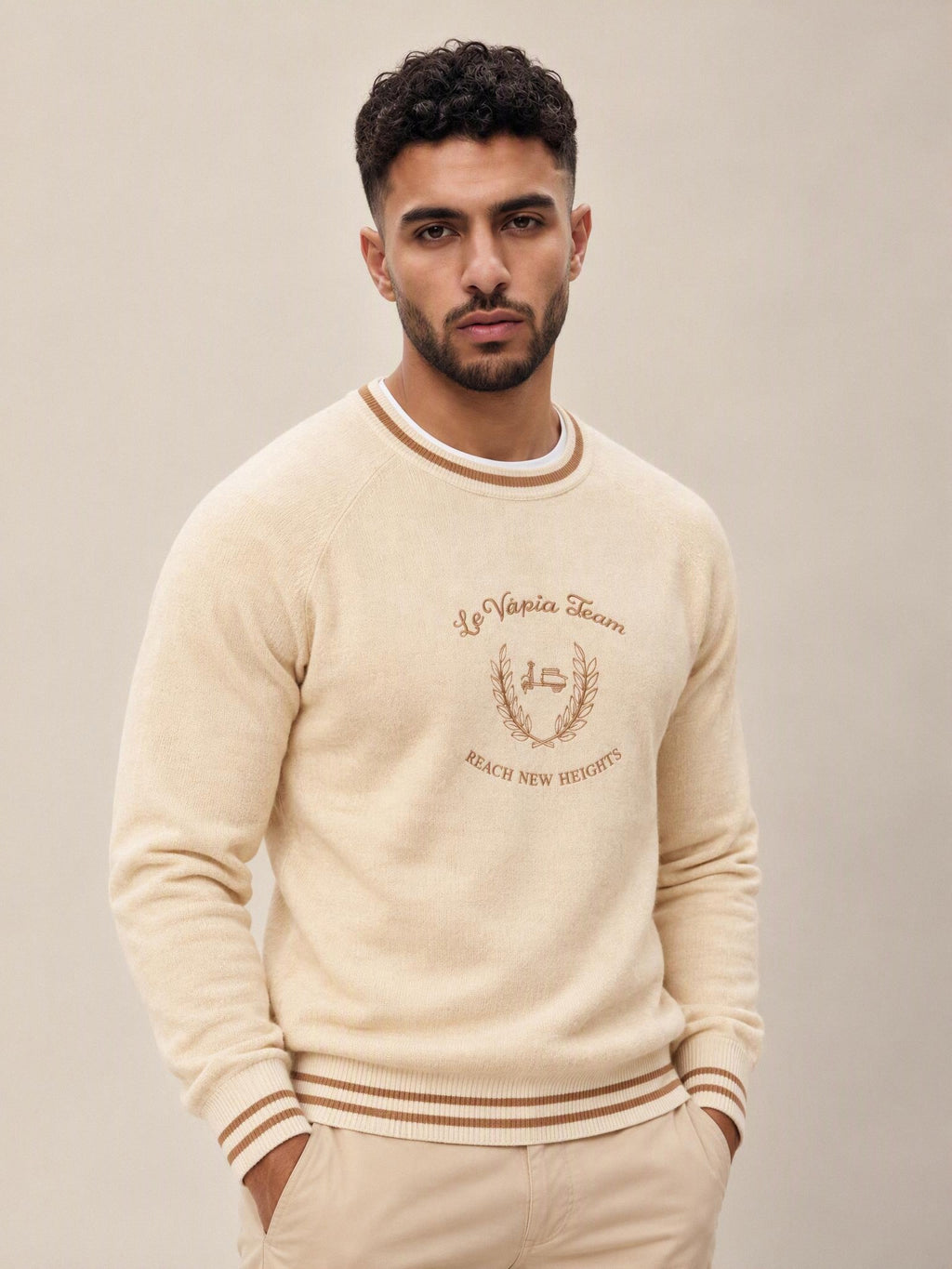 Jersey La Vespita cuello caja beige 51053 puesto, modelo de frente | Almogávar Moda
