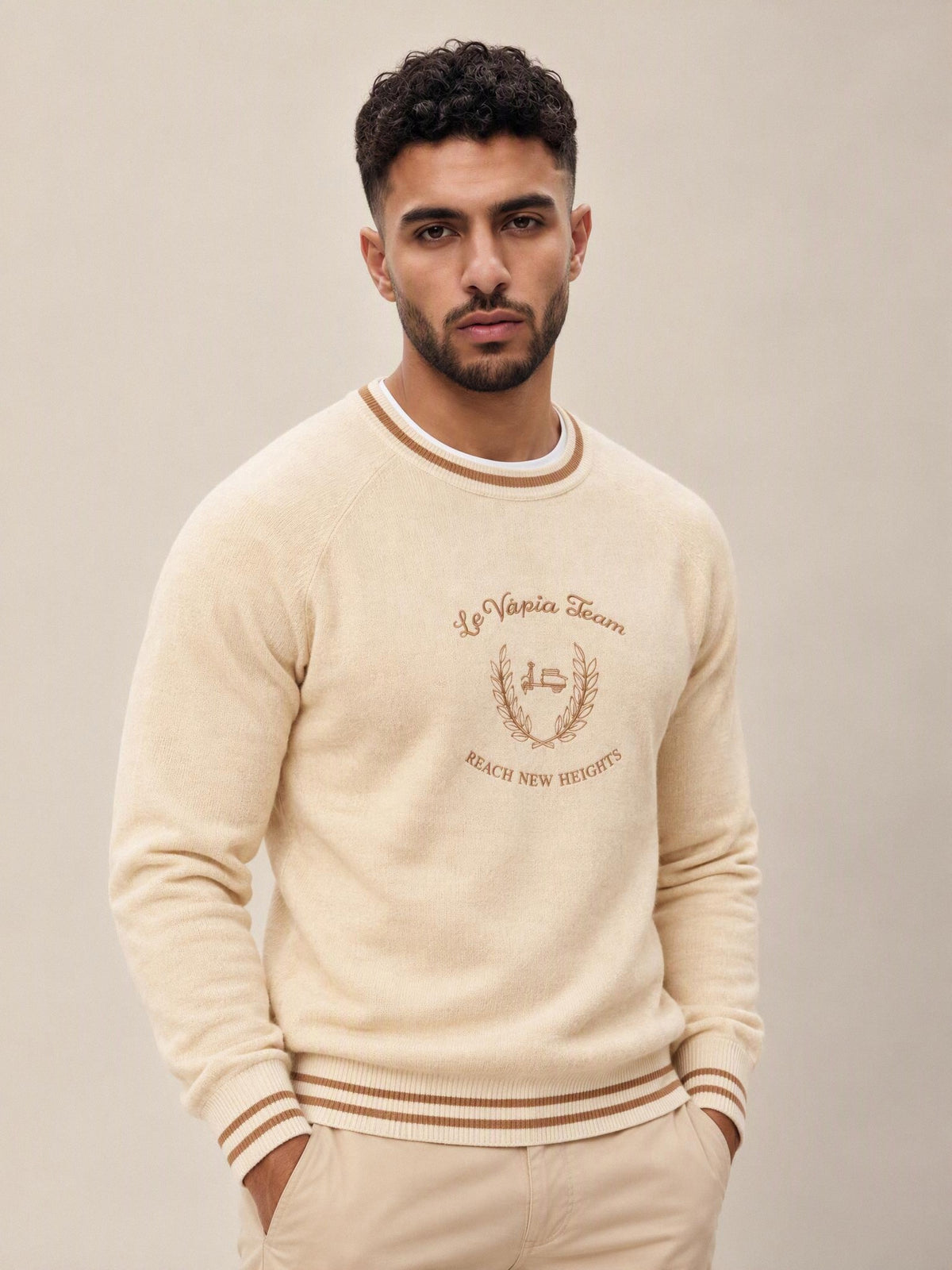 Jersey La Vespita cuello caja beige 51053 puesto, modelo de frente | Almogávar Moda