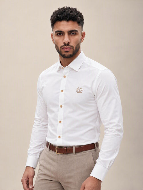 Camisa La Vespita blanca cuello 370 5/6493 puesta, modelo de frente | Almogávar Moda