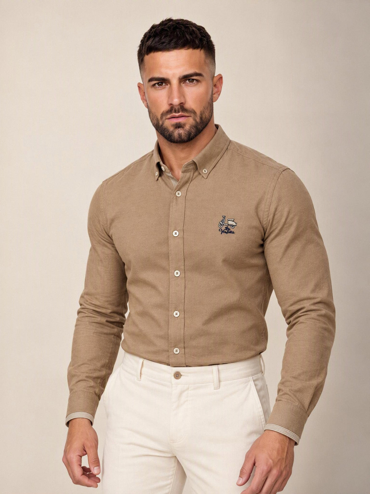 Camisa oxford La Vespita beige 5/6494 puesta, modelo de frente | Almogávar Moda