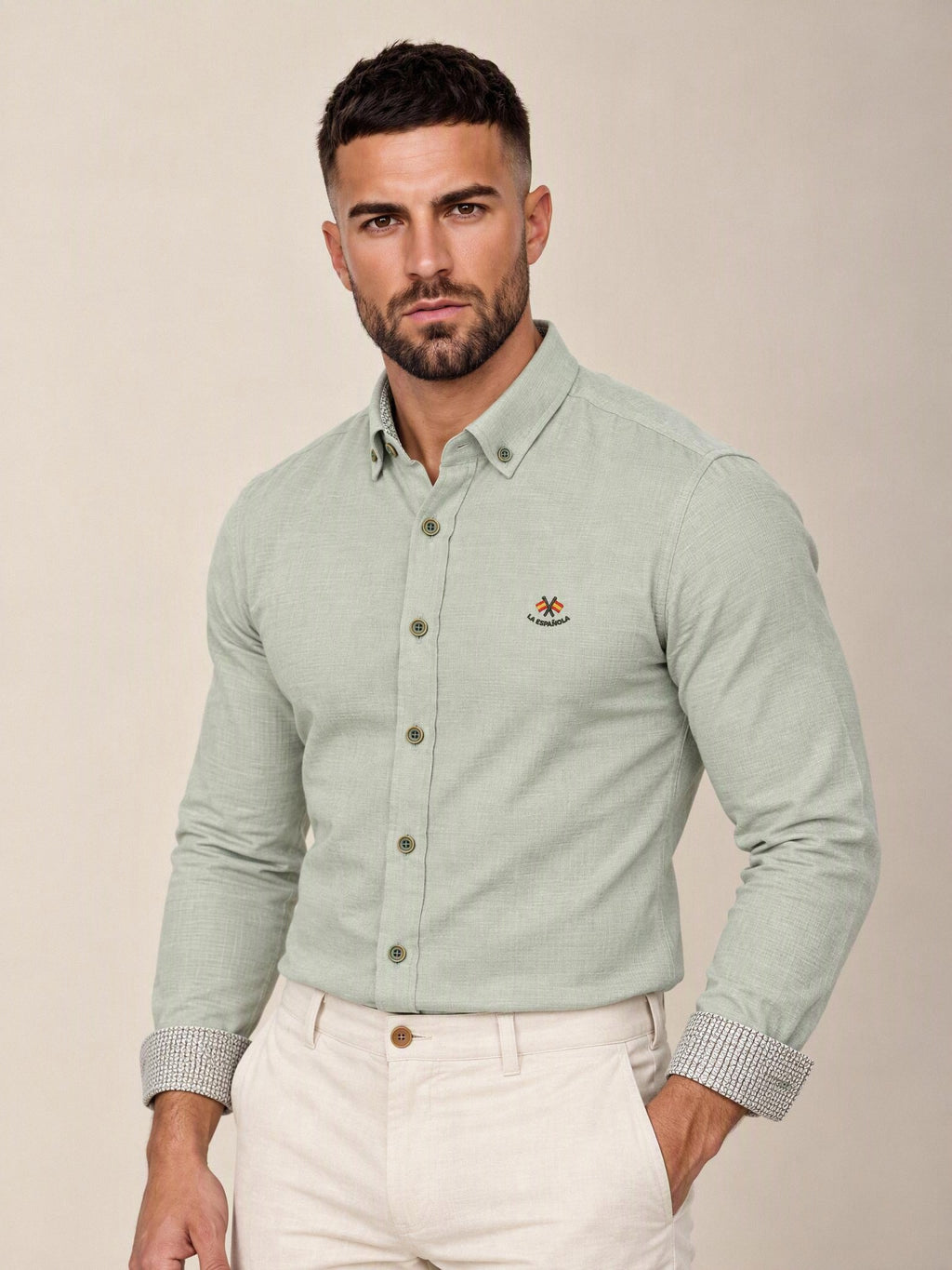 Camisa La Española verde salvia 5/6431 puesta, modelo de frente | Almogávar Moda