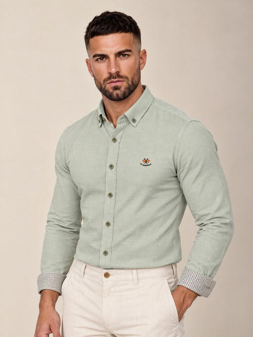 Camisa La Española verde salvia 5/6431 puesta, modelo de frente | Almogávar Moda