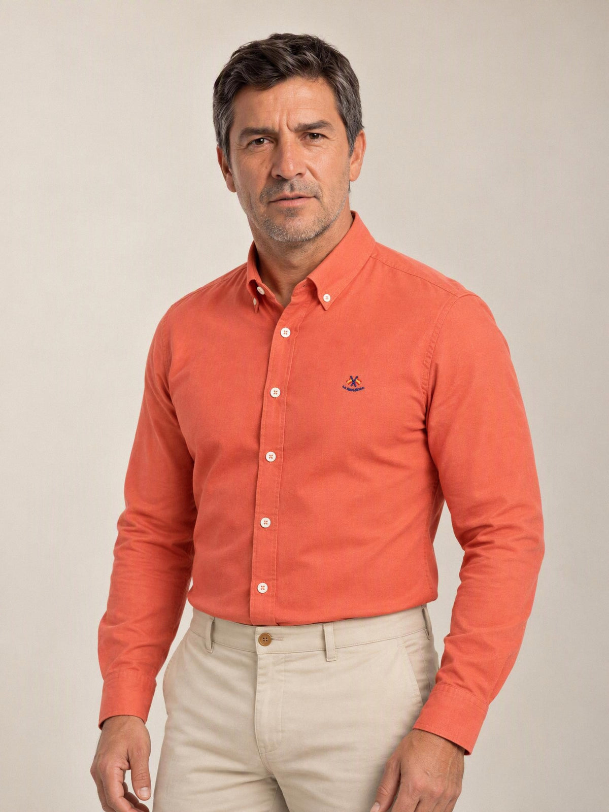 Camisa La Española naranja coral 5/6002 puesta, modelo de frente | Almogávar Moda
