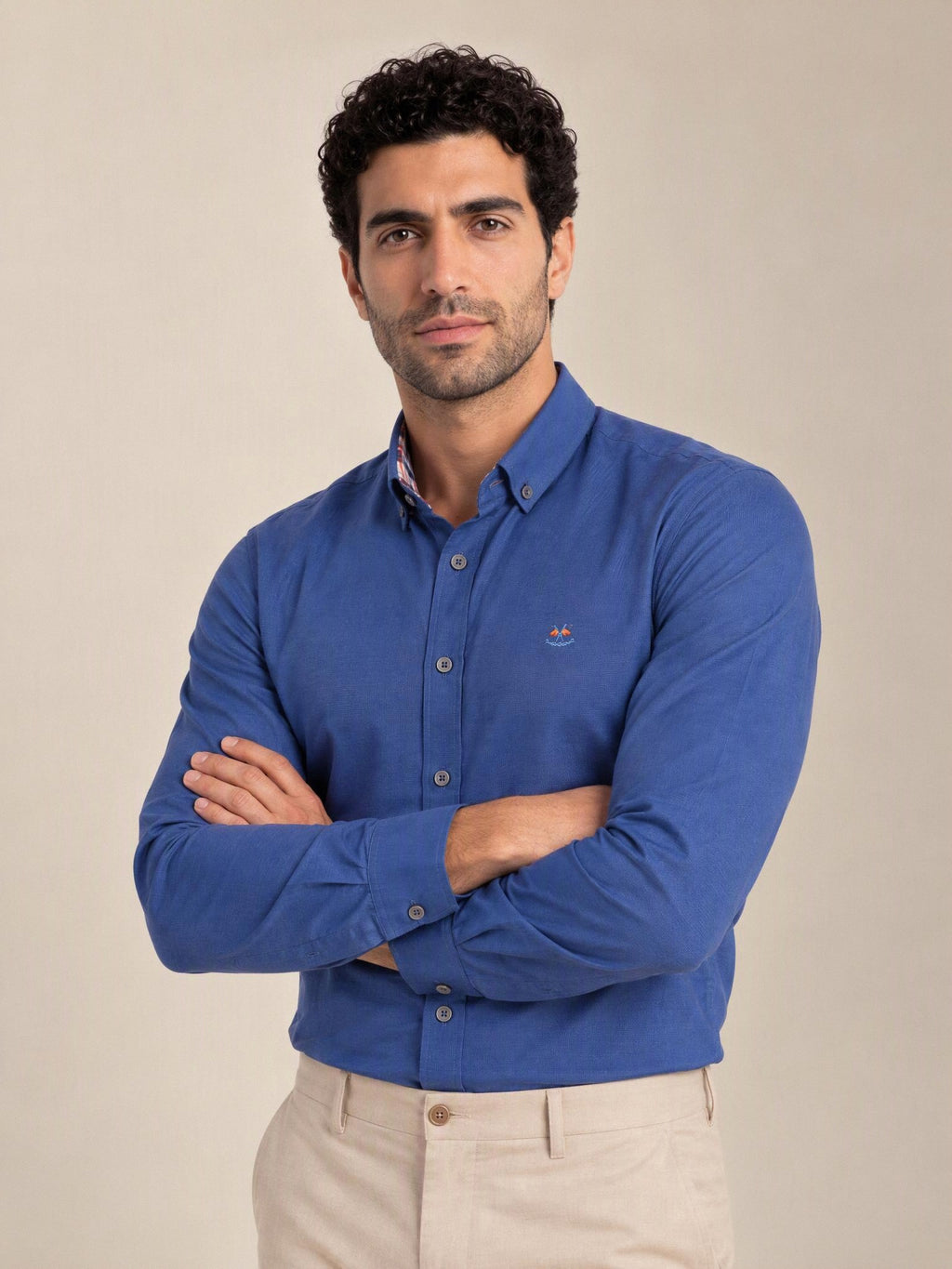 Camisa La Española azul 5/6006, plano medio con brazos cruzados | Almogávar Moda